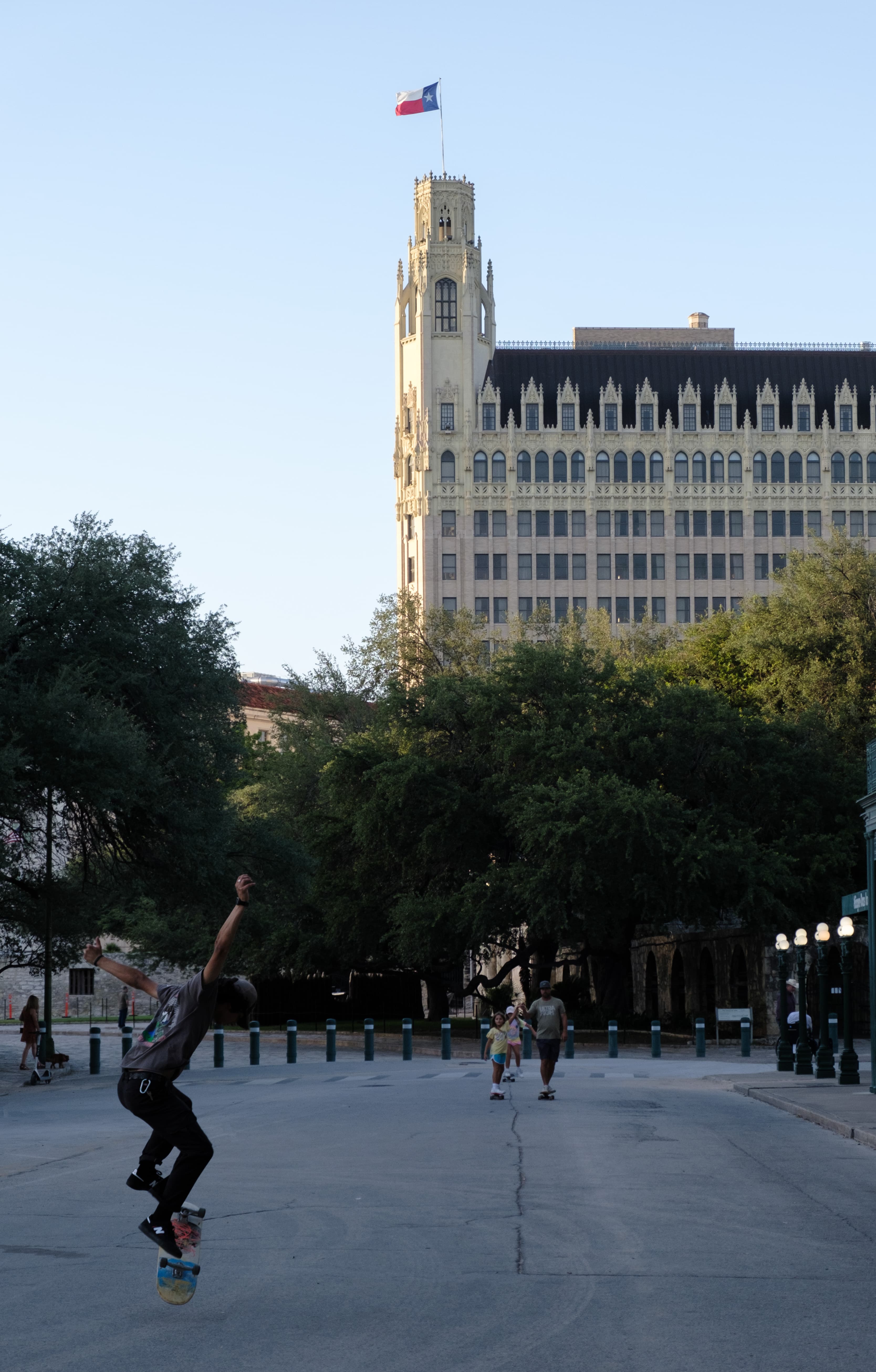 Skater in front of the Alamo and the Emily Morgan Hotel (Fujifilm X-S10, 18-55mm)