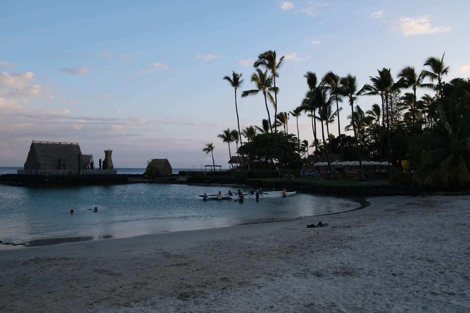 Kamakanohu Beach and outrigger canoe (Fujifilm X-S10, 18-55mm)